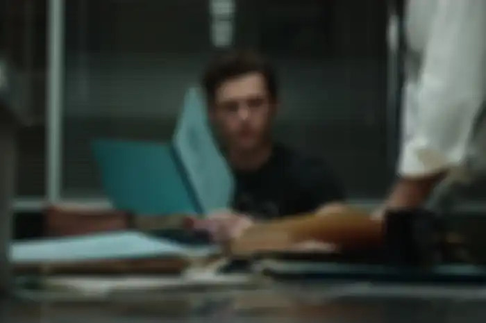 Scene yang bikin para fans menduga  Charlie Cox bakal muncul sebagai Matt Murdock di 'Spider-Man: No Way Home'.