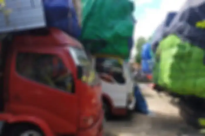 Puluhan truk terlantar menunggu kapal di Lombok Barat