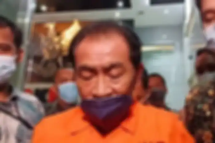 Bupati Banjarnegara tertunduk lesu dengan rompi KPK.