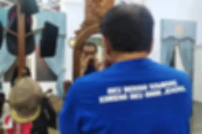 Bupati Banjarnegara Budhi Sarwono memamerkan foto sombong karena anak jenderal. Kini, bupati banjarnegara tertunduk lesu jadi penghuni rutan KPK.