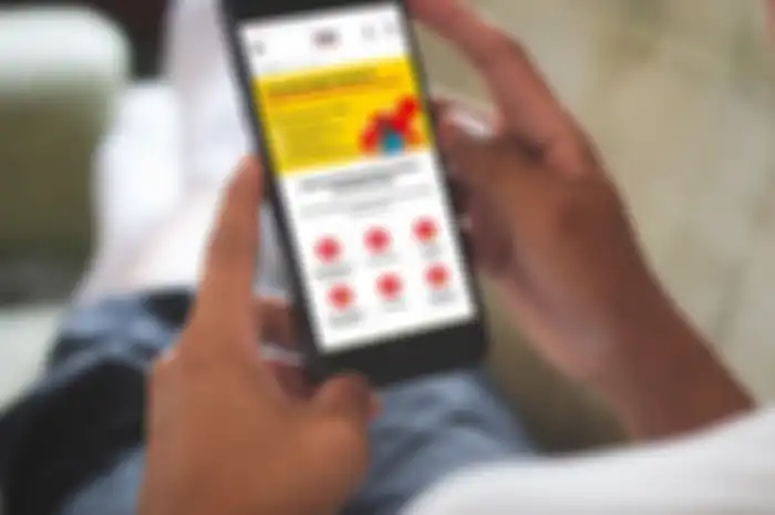 Ilustrasi menggunakan gerai online Indosat melalui smartphone