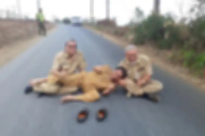 Bupati Banjarnegara Budhi Sarwono kerap menyentil Ganjar Pranowo dengan memakai foto jalan rusak. Kini, Ganjar buka suara.