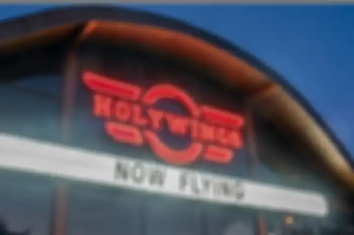 Holywings, tempat makan yang menghadirkan live music. 