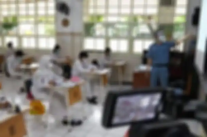 Pada PTM Terbatas, pelajar hanya diperbolehkan masuk sekolah 2-3 hari dalam sepekan. Itu pun tidak full day, jam pelajaran dibatasi pertemuannya.