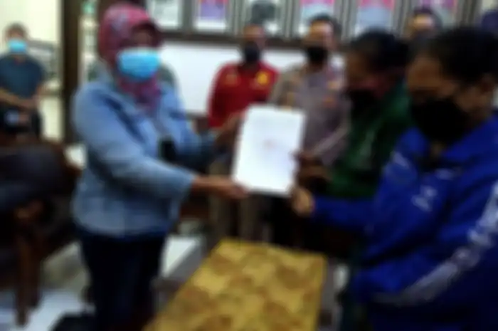 Pemilik toko kelontong maafkan emak-emak yang curi susu dari tokonya