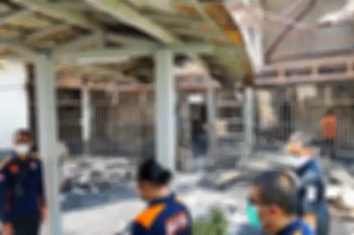 Petugas saat mengecek kembali lokasi kejadian kebakaran lapas 1 Tangerang