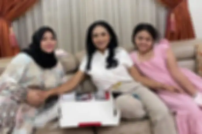 Aurel Hermansyah rayakan hari ulang tahun Amora Lemos yang ke-10 dengan kejutan dan kado spesial.