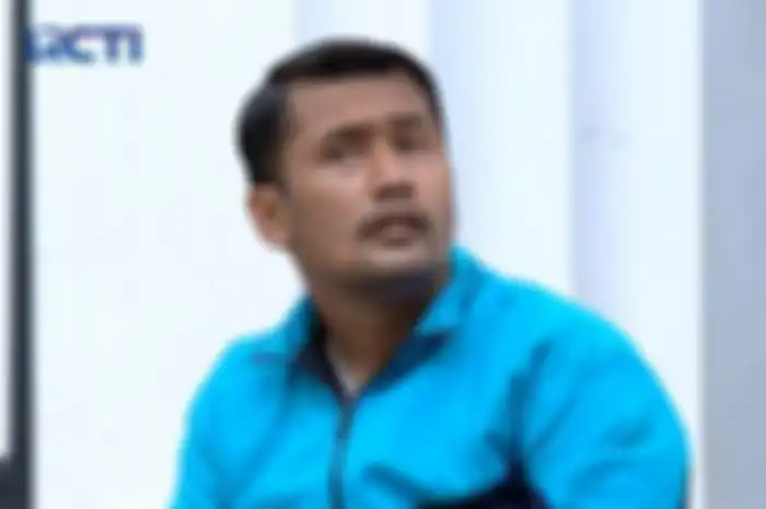 Tukang ojek di depan rumah Al 