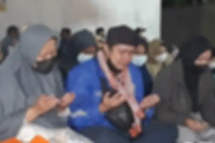 Yoris, kakak Amalia menahan tangis saat doa bersama di Subang 