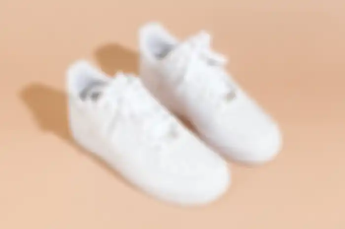 Cara cuci sneakers putih sendiri di rumah biar bersih seperti baru!