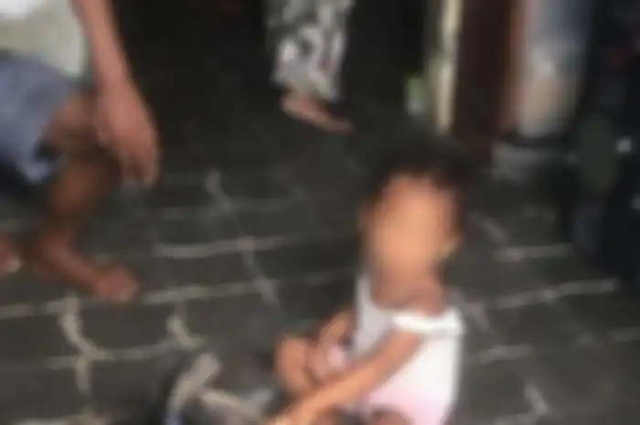 Bayi yang gemar makan tanah di Tegal