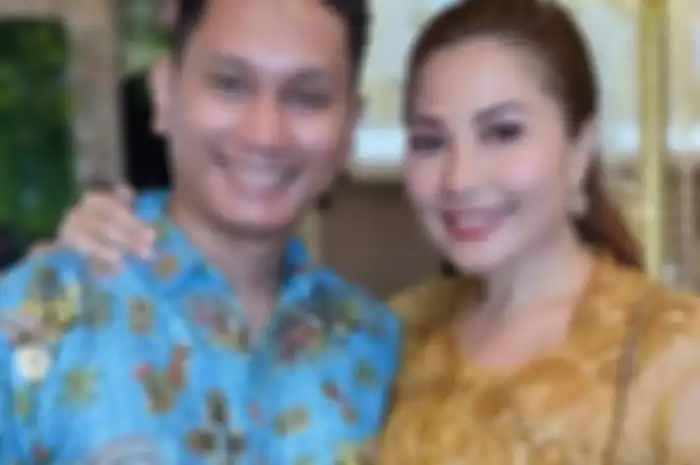 Emma Waroka dan sang suami