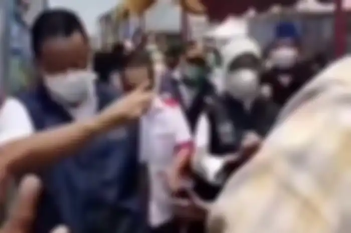 Anies Baswedan bercerita mengenai foto detik-detik kejadian yang viral di media sosial itu. Ia menyebut sandalnya putus.