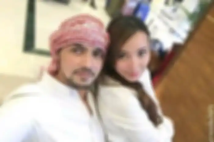 Jonas Rivanno dan Asmirandah berfoto bersama. Foto Jonas Rivanno memeluk mesra ibunda Asmirandah bikin salah fokus (salfok) netizen.