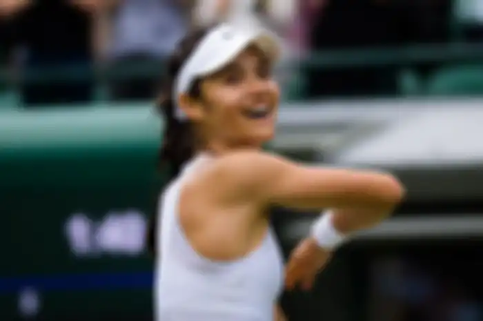 Style modis Emma Raducanu, petenis muda asal Inggris pemenang US Open, saat di luar lapangan