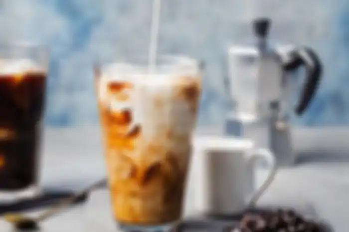 Barista ini ungkap 3 tips meracik kopi susu kekinian ala kafe elit.