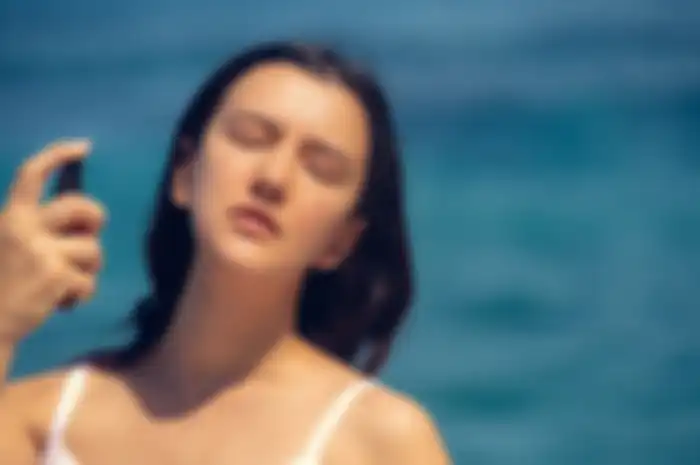 Ilustrasi pakai sunscreen spray