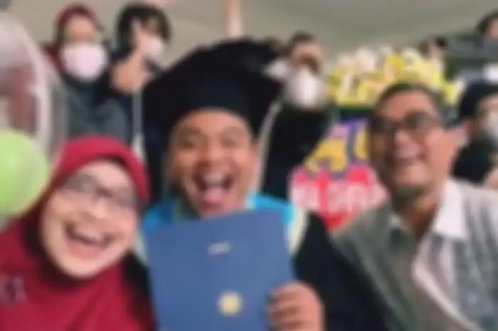 Video wisuda online seorang mahasiswa dihadiri keluarga besar, viral di media sosial.