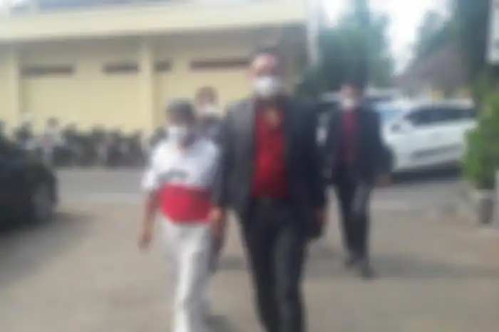 Yosef (55) memakai kaus putih merah dan menggunakan peci saat akan memasuki ruangan Satreskrim Polres Subang, Senin (13/9/2021).