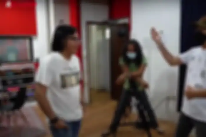 Bimbim dan Kaka saat menceritakan kisah di balik 'Studio Parah' milik Slank.