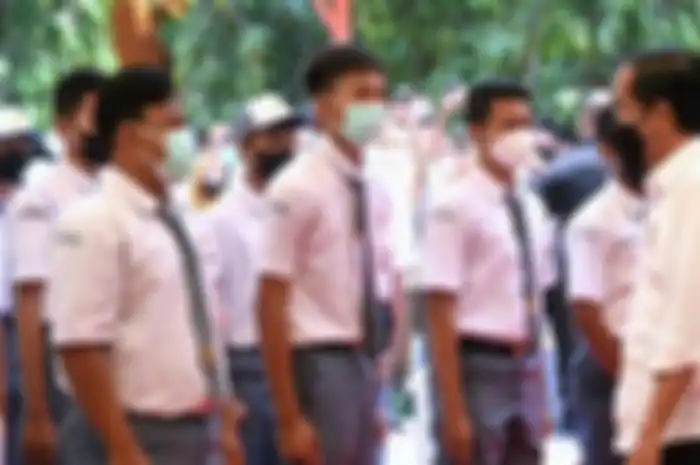 Jokowi memantau pelajar di SMAN 1 Serang