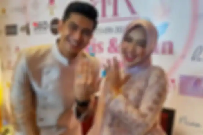 Ria Ricis dan Teuku Ryan usai melangsungkan lamaran, di JW Marriott Hotel, Mega Kuningan, Jakarta Selatan, Kamis (23/9/2021).