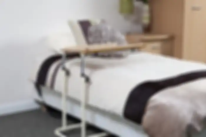 Kenali meja overbed sebagai solusi bekerja di atas tempat tidur