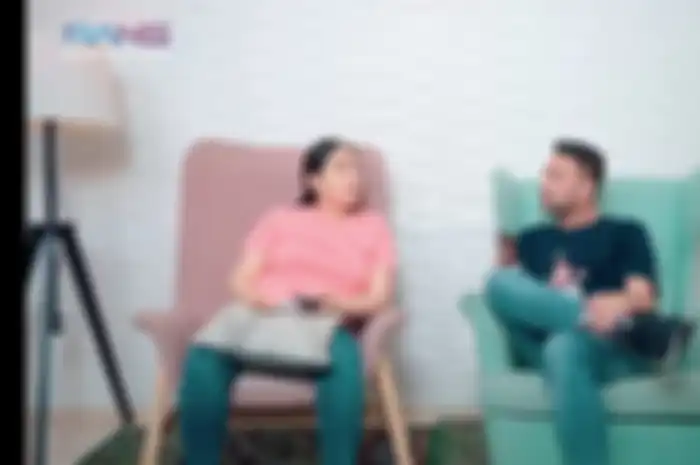 Nagita Slavina dan Raffi Ahmad membicarakan masalah rumah tangga. 