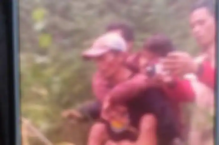 Gibran (14), pendaki Gunung Guntur yang hilang selama enam hari, tengah dievakuasi Tim SAR Gabungan, Jumat (24/9/2021). 