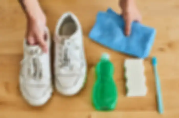 Cara mencuci sepatu putih agar putihnya terjaga.