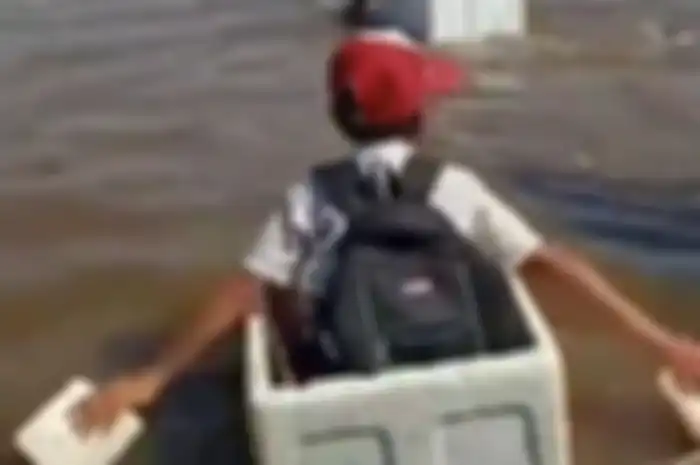 Fakta di Balik Viralnya Murid SD Nyebrang Sungai Pakai Styrofoam