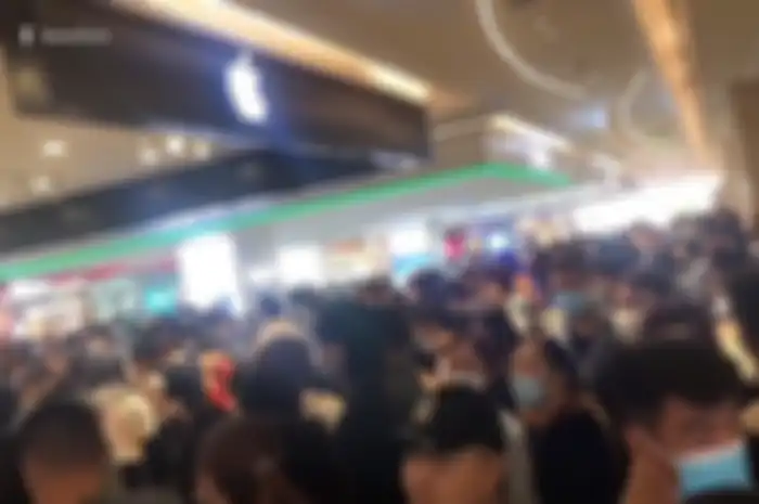Kondisi toko retail Apple di mall daerah Shaanxi, Cina