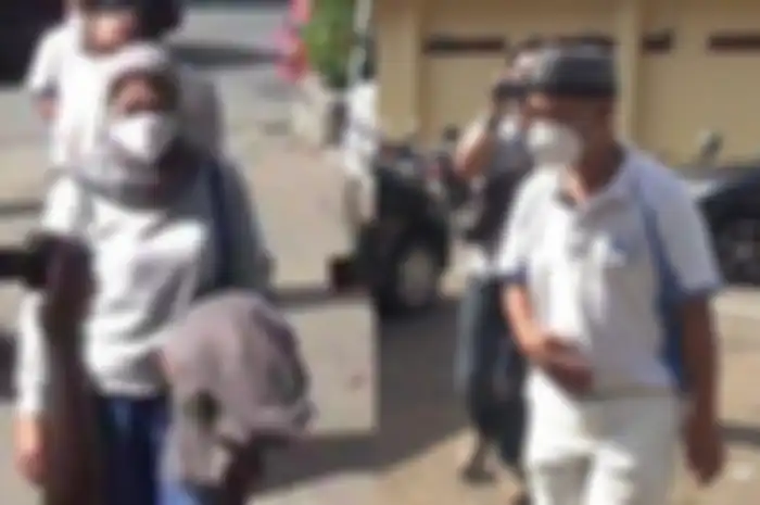 Yosef (55) bersama istri mudanya, Mimin didampingi tim kuasa hukum saat akan memasuki ruangan Satreskrim Polres Subang, Kamis (23/9/2021). 