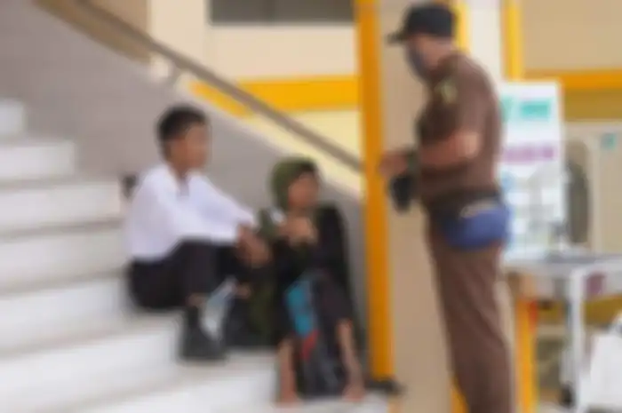 Seorang ibu asal Nagan Raya, Hj Hasanah bersama anaknya, Chayruel Wahied duduk ditangga hotel menunggu giliran mengikuti SKD CPNS Kejaksaan RI wilayah Aceh.