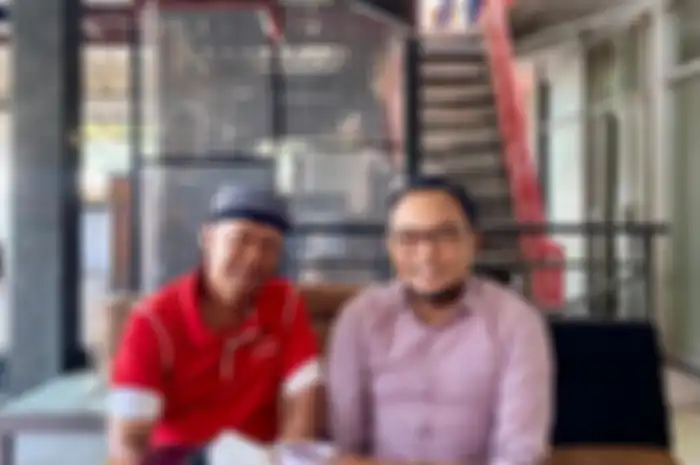 Pengacara Yosef Hidayah itu merasa perlu menunjukkan foto wawancara eksklusif kliennya lantaran tuduhan netizen yang semakin liar.