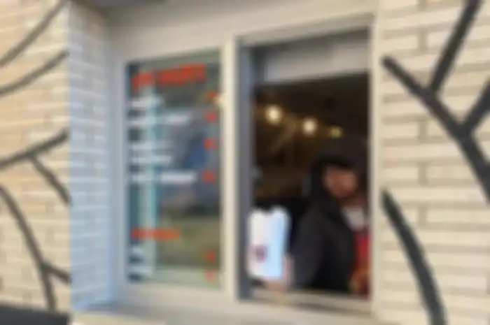 Eminem saat layani pelanggan di Mom's Spaghetti, kedai spaghetti terbaru milik Ibunya di Detroit