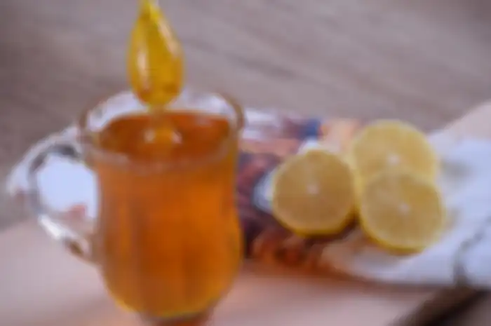 Salah satu minuman tradisional yang cocok dikonsumsi saat sedang sakit adalah lemon madu jahe.