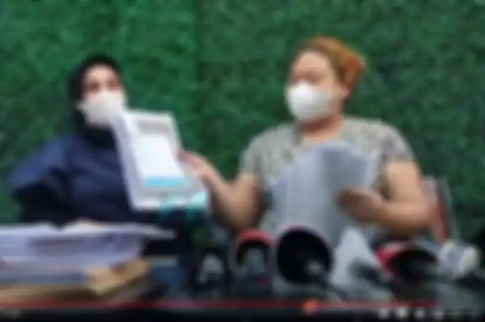 Olivia Nathania perlihatkan bukti transfer pada Agustin. 