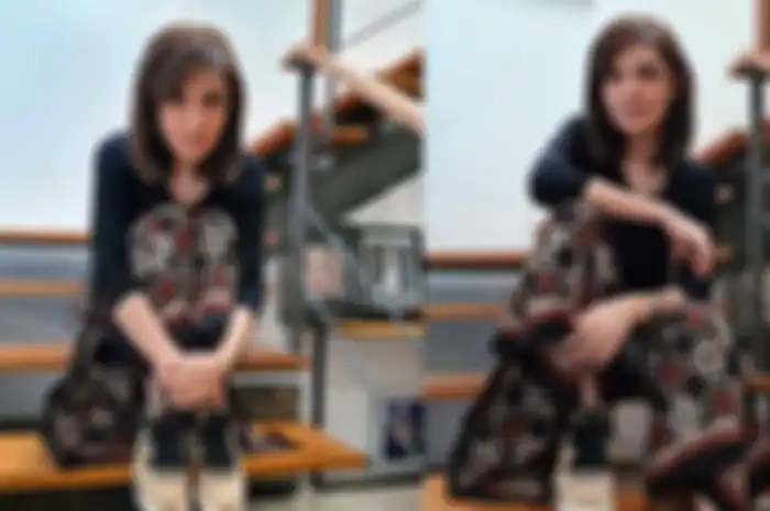 Presenter Najwa Shihab tampil kasual pakai Batik.  