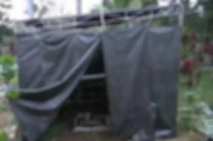 Tenda di makam Amalia dan Tuti, Makam keduanya dibongkar dan polisi melakukan autopsi ulang.