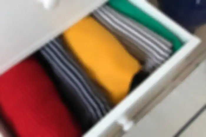 Salah satu tips metode konmari, merapikan kain secara vertikal
