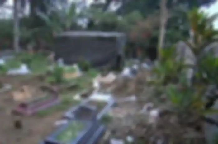 Tenda plastik terpasang di makam Tuti Suhartini dan Amalia Mustika Ratu. Polisi melakukan autopsi ulang terhadap kedua korban kasus Subang.