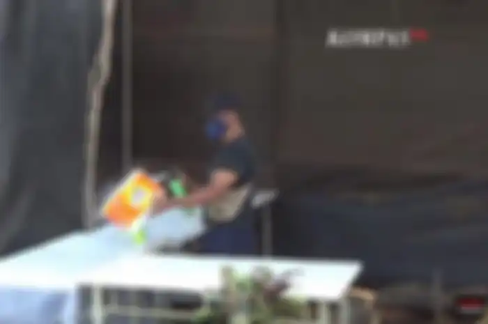 Tenda hitam yang menutupi area makam Tuti dan Amalia pasca dibongkar ulang oleh tim penyidik