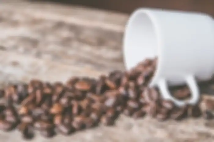 Keramas menggunakan kopi bubuk dan sampo.