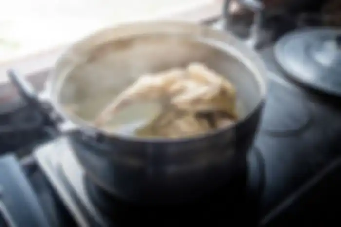 tips merebus daging ayam dicampur air kelapa
