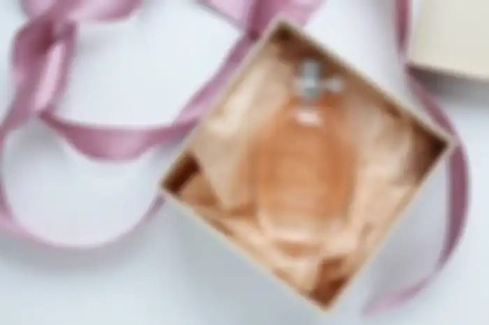 ilustrasi memberikan parfum sebagai hadiah