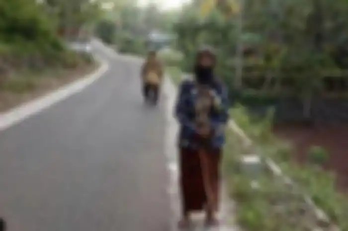 Viral kakek dan nenek di Wonogiri jalan kaki tempuh jarak 6 km demi vaksin.
