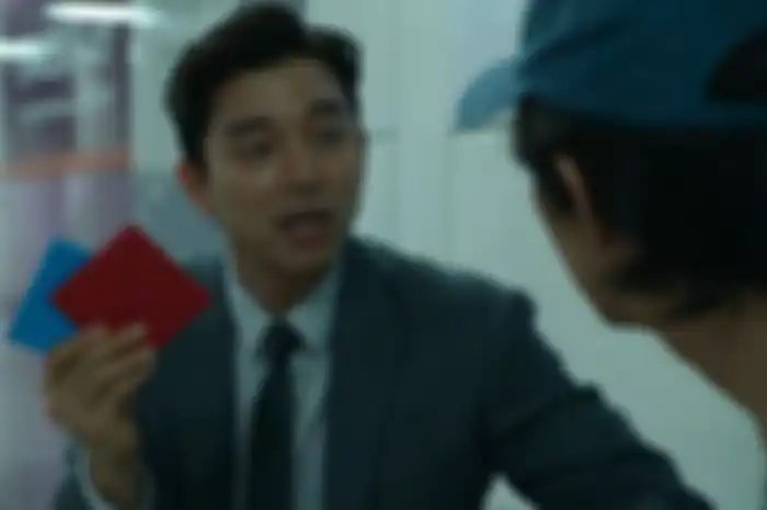 Gong Yoo saat muncul sebagai si Salesman di 'Squid Game'.