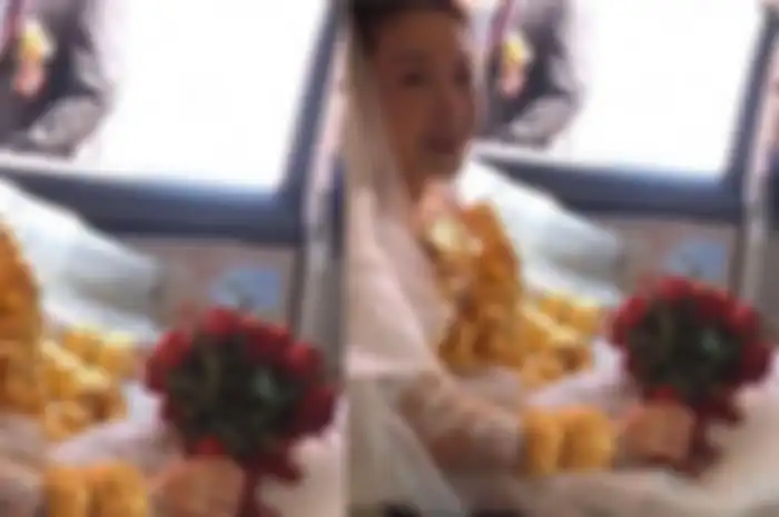 Senyum pengantin wanita sambil memakai Rp 60 kg emas 
