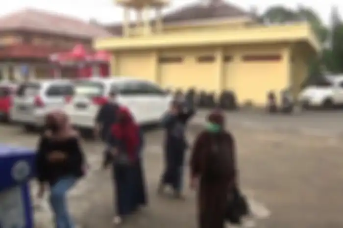 Lilis Sulastri (56) kerudung merah, Yeti Mulyati (60) kerudung cokelat, dan Ida (58) kerudung hitam saat akan memasuki gedung Satreskrim Polres Subang, Rabu (6/10/2021).